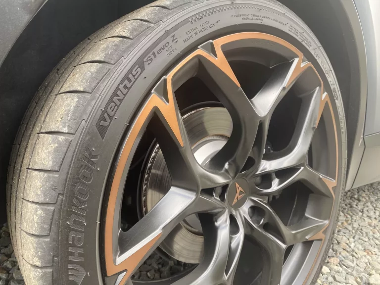 Înțelegerea anvelopelor de vară Hankook: modelele Ventus, Kinergy și ION