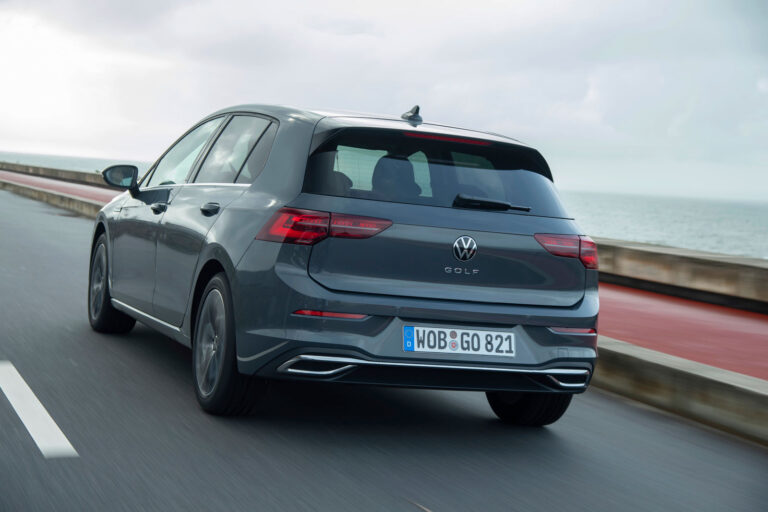 Test de anvelope de iarnă Auto Express 2026: Continental câștigă la limită în fața Pirelli